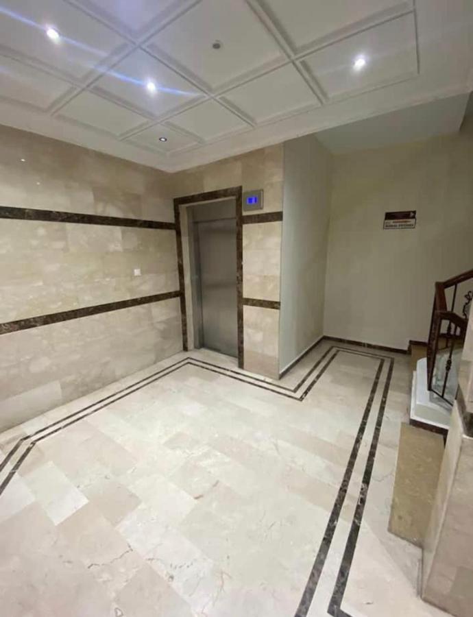 Appartement Elegant Et Climatise Au Centre Avec Terrasse - Proche Plage Et Attractions ! Tânger Exterior foto